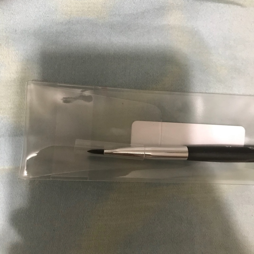abh pointed eyeliner brush (3)